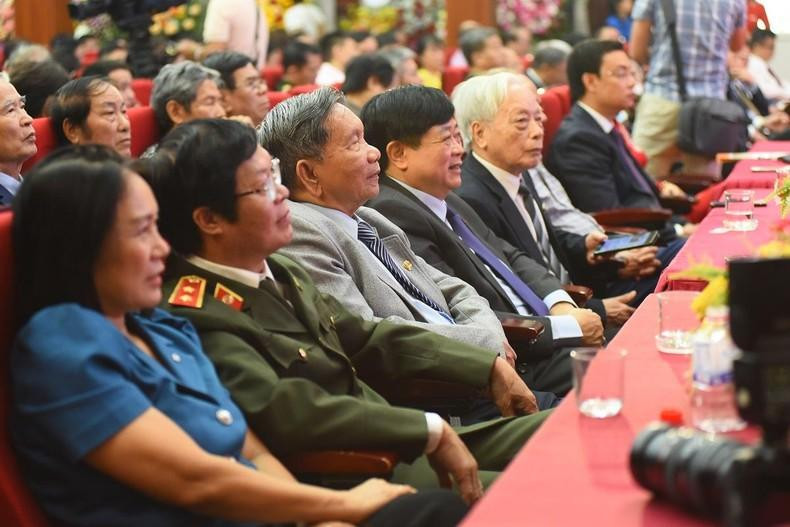 各位代表出席纪念典礼。 各位代表出席纪念典礼。