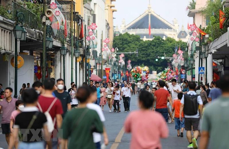 步行街空间吸引许多人民和游客。 步行街空间吸引许多人民和游客。