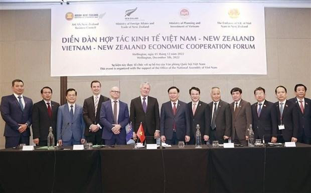 国会主席王廷惠和参会代表合影。(图片来源:越通社) 国会主席王廷惠和参会代表合影。(图片来源:越通社)