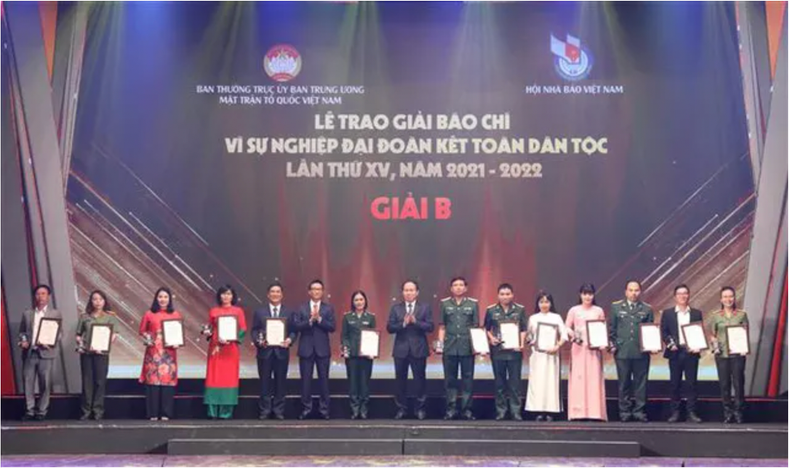 获得B等奖的记者和记者组。 获得B等奖的记者和记者组。