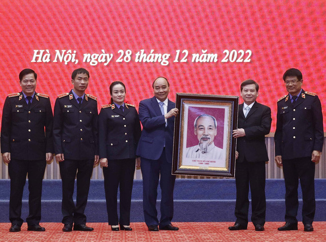越南国家主席阮春福向人民检察院赠送胡志明主席肖像。(图片来源:越通社) 越南国家主席阮春福向人民检察院赠送胡志明主席肖像。(图片来源:越通社)