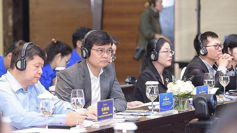 越南代表出席会议。 越南代表出席会议。