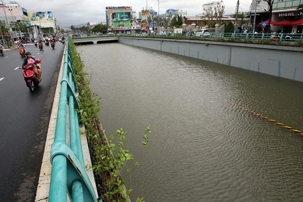 2022年10月14日下午发生的大暴雨已使岘港市多条道路和居民区被淹没。图为雨虽然已停但2022年10月15日上午,奠边府路口隧道仍积水,车辆无法行走。(图片来源:越通社) 2022年10月14日下午发生的大暴雨已使岘港市多条道路和居民区被淹没。图为雨虽然已停但2022年10月15日上午,奠边府路口隧道仍积水,车辆无法行走。(图片来源:越通社)