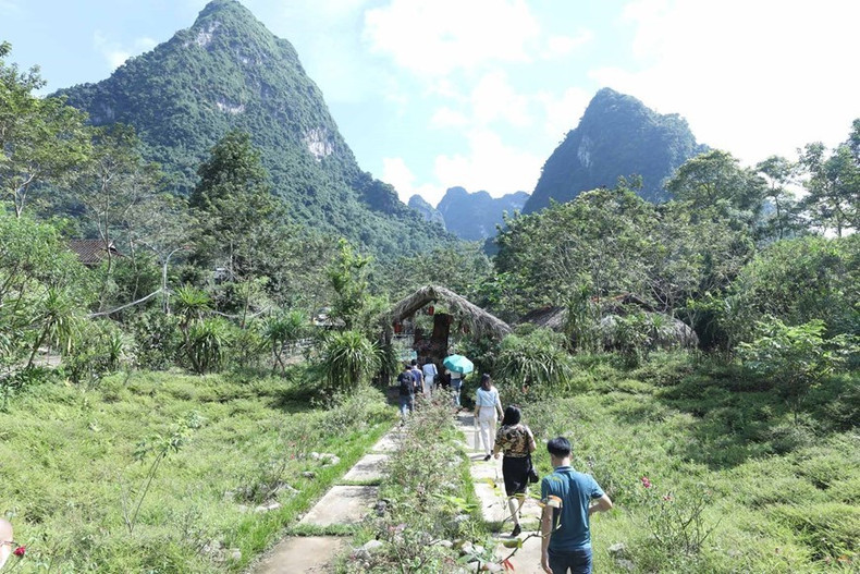 谅山省北山县战胜乡欢忠村生态旅游区颇受游客的喜爱。 谅山省北山县战胜乡欢忠村生态旅游区颇受游客的喜爱。