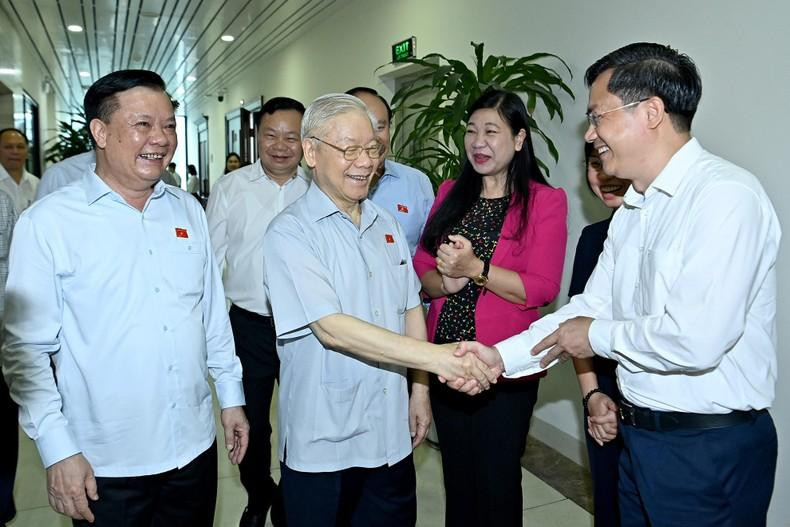 阮富仲总书记与选民交谈。 阮富仲总书记与选民交谈。