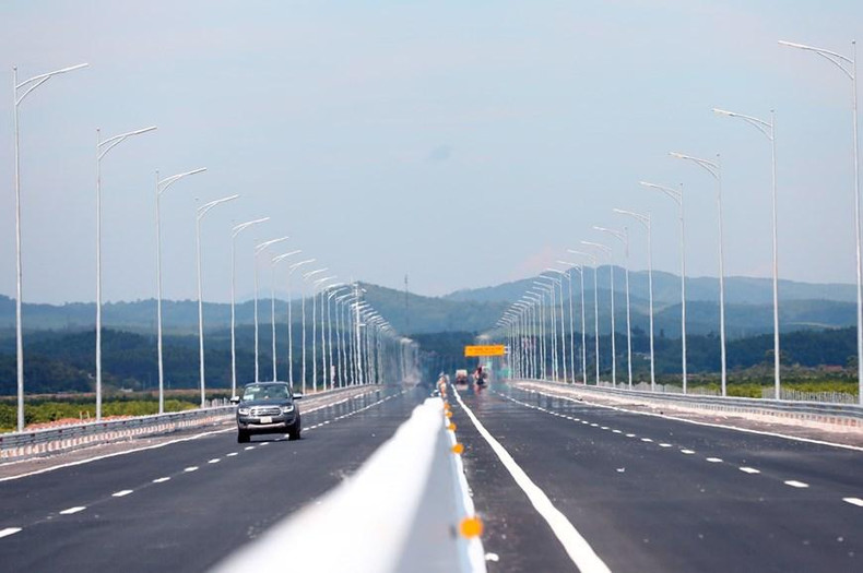 云屯-芒街高速公路是全国跨海、跨江、跨溪流桥梁最多的路线之一。(图片来源:越通社) 云屯-芒街高速公路是全国跨海、跨江、跨溪流桥梁最多的路线之一。(图片来源:越通社)