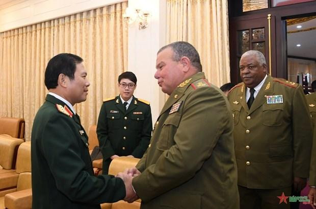 阮新疆上将热烈欢迎维克多·罗霍·拉莫斯中将。(图片来源:人民军队报) 阮新疆上将热烈欢迎维克多·罗霍·拉莫斯中将。(图片来源:人民军队报)