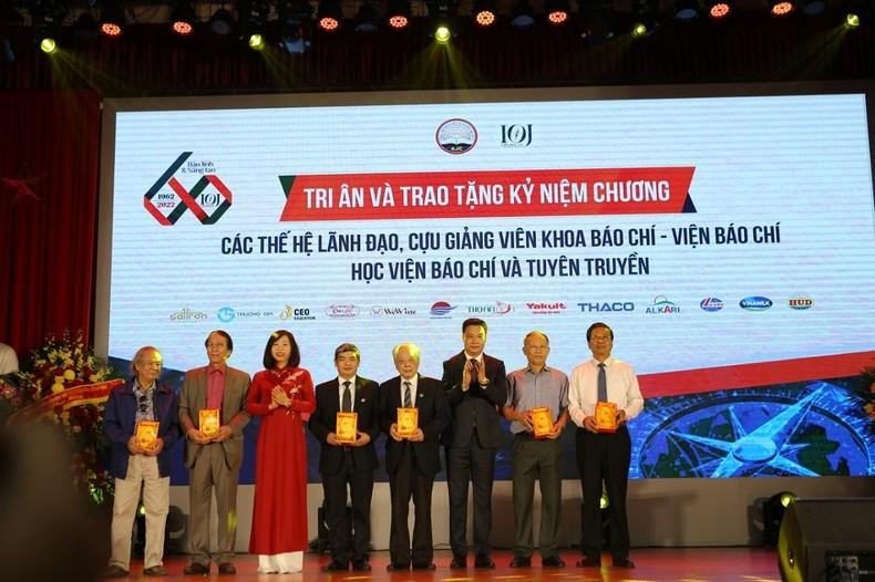 向历代资深记者等代表授予纪念章。 向历代资深记者等代表授予纪念章。