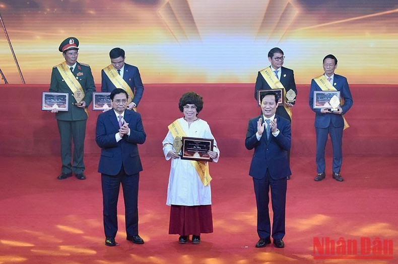 范明正总理向优秀企业家授予奖状。 范明正总理向优秀企业家授予奖状。