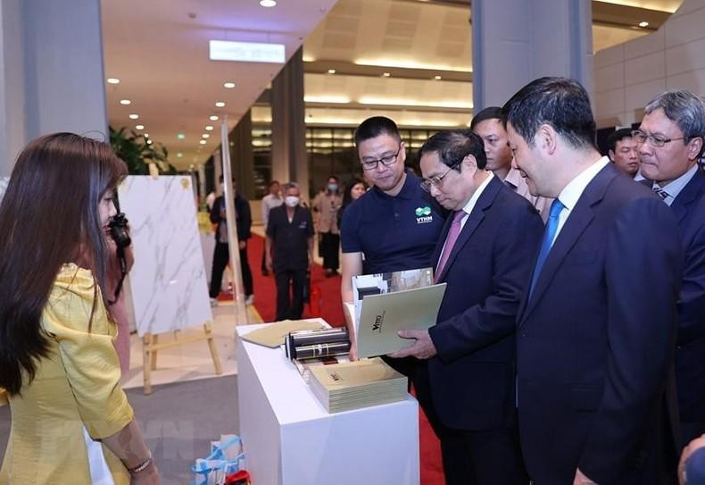 范明正总理参观荣获2022年国家品牌称号的产品。