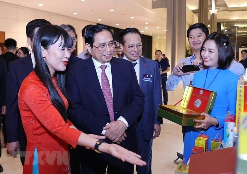 范明正总理参观荣获2022年国家品牌称号的产品。