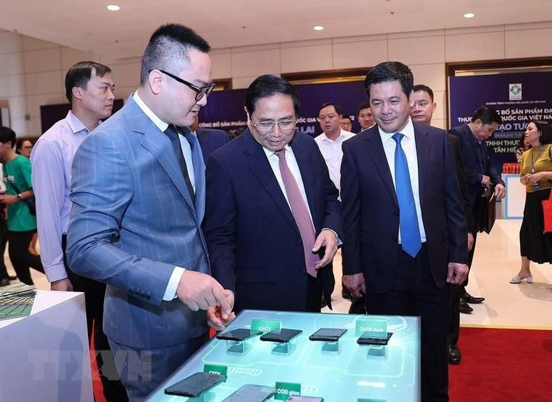 范明正总理参观荣获2022年国家品牌称号的产品。