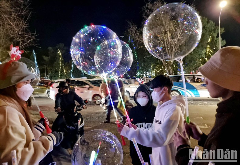 带灯的气球吸引游客。