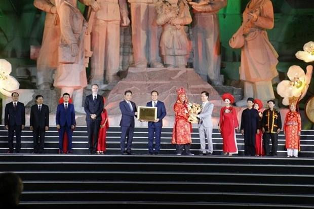 “越南岱依族、 侬族 和傣族天曲”人类非物质文化遗产代表作名录证书颁证仪式举行。 “越南岱依族、 侬族 和傣族天曲”人类非物质文化遗产代表作名录证书颁证仪式举行。