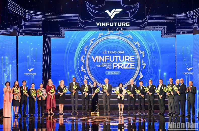 VinFuture基金会的两位创始人范日旺先生和范秋香女士送花致谢各位科学家。 VinFuture基金会的两位创始人范日旺先生和范秋香女士送花致谢各位科学家。