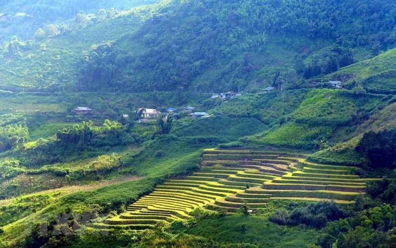 午后的阳光映照出隐藏在西北地区广袤山脉中的梯田。 午后的阳光映照出隐藏在西北地区广袤山脉中的梯田。
