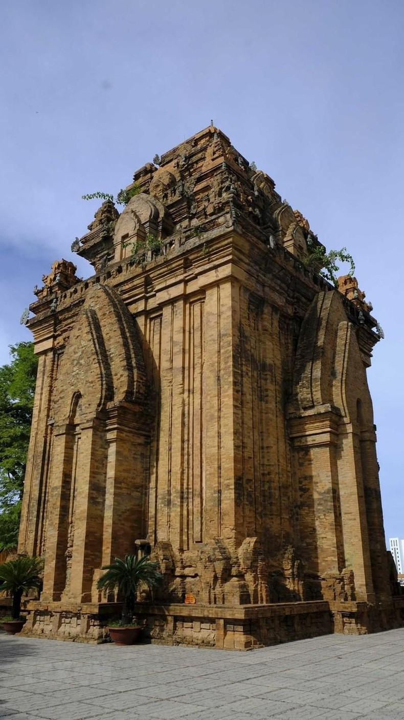 婆那加塔的后面。