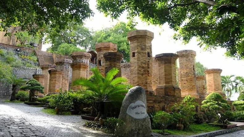 曼达帕区有四排烧砖砌成的大柱子，里面有10根大柱子，外面有12根小八角柱子。