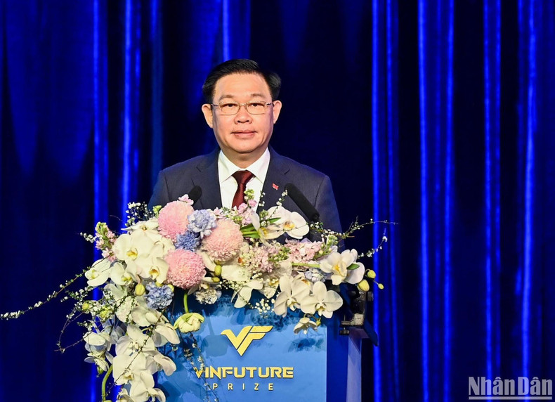 越南国会主席王廷惠在颁奖典礼上发表讲话。 越南国会主席王廷惠在颁奖典礼上发表讲话。