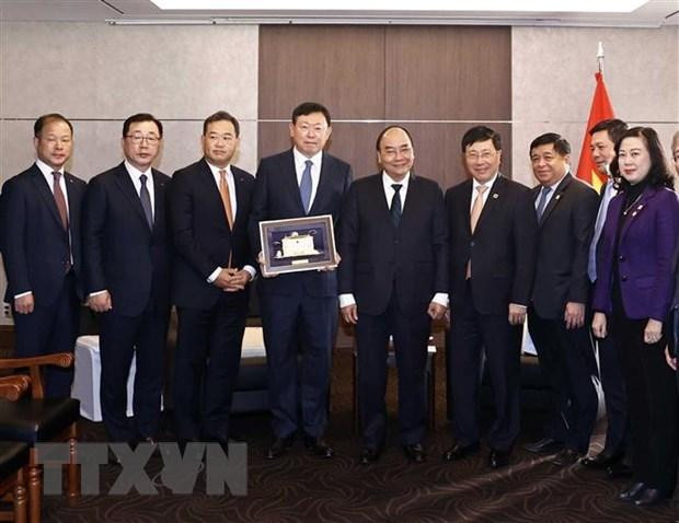 越南国家主席阮春福在会见韩国乐天集团董事长兼首席执行官辛东彬先生。 越南国家主席阮春福在会见韩国乐天集团董事长兼首席执行官辛东彬先生。
