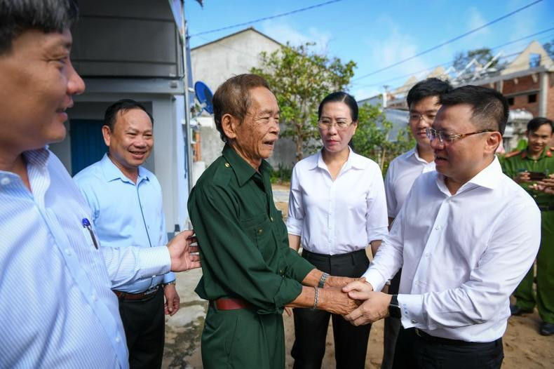 黎国明同志与普庆乡革命有功者交谈。 黎国明同志与普庆乡革命有功者交谈。