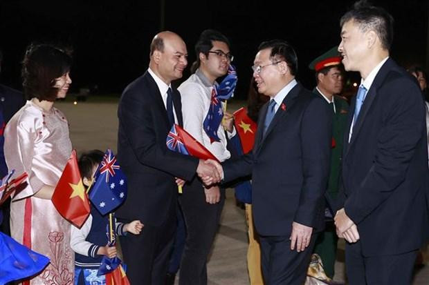 越南驻澳大利亚大使阮必成在机场迎接国会主席王庭惠。(图片来源:越通社) 越南驻澳大利亚大使阮必成在机场迎接国会主席王庭惠。(图片来源:越通社)