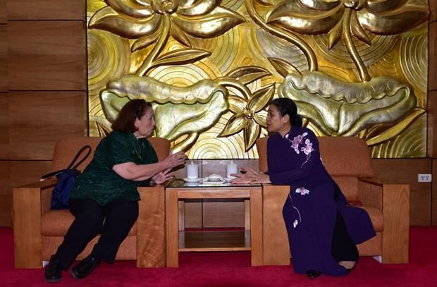 越南友好组织联合会（VUFO）主席阮芳娥与阿越文化研究院(ICAV)院长波尔迪·索萨亲切交谈。