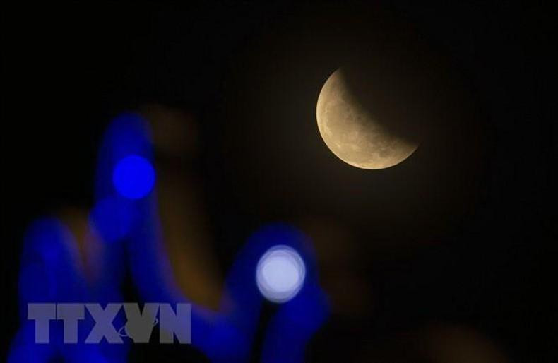 河内天空中的月全食。