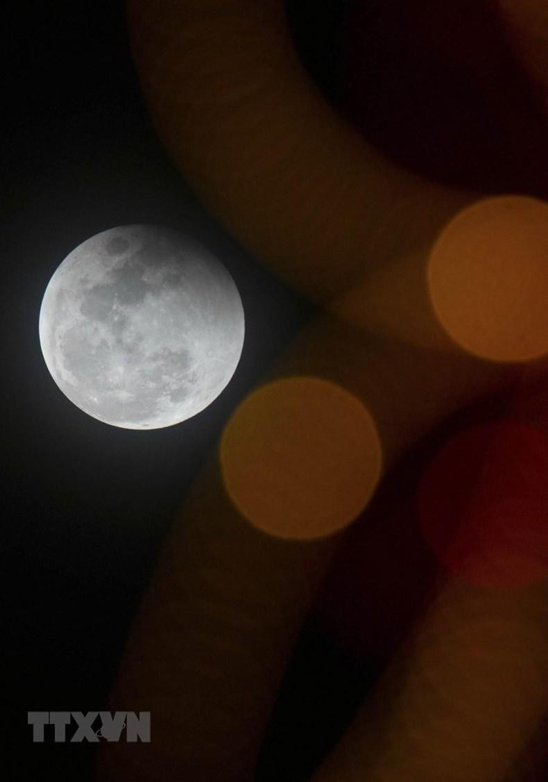 河内天空中的月全食。