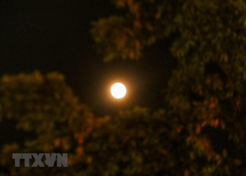 月全食于17时17分发生，持续约 85 分钟。