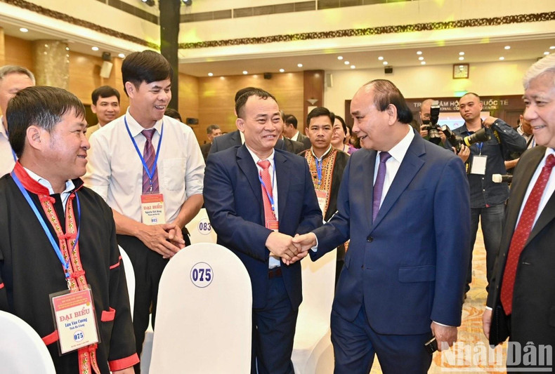 阮春福主席和与会代表。