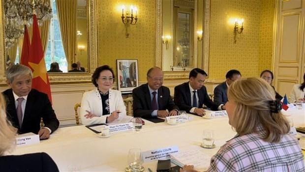 越南内务部部长范氏清茶与法国公共职能与转型部部长斯达尼斯拉斯·盖里尼举行会谈。 越南内务部部长范氏清茶与法国公共职能与转型部部长斯达尼斯拉斯·盖里尼举行会谈。