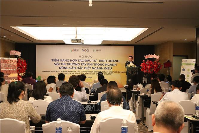 研讨会场景。 研讨会场景。