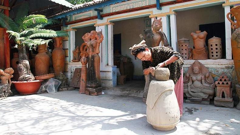 宁顺省宁福县保竹村的陶器制作。