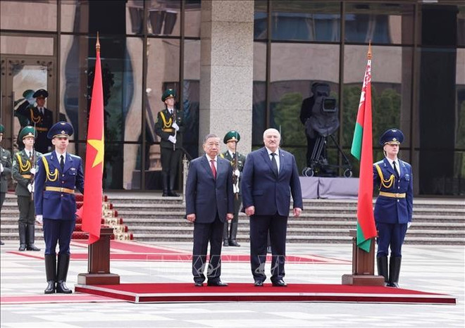 越共中央总书记苏林和白俄罗斯总统亚历山大·卢卡申科。(图片来源：越通社)