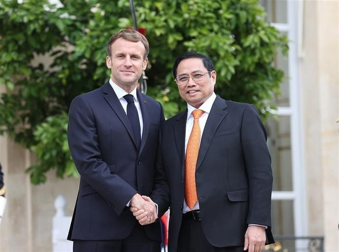 越南政府总理范明正2021年11月对法国进行正式访问期间会见法国总统埃马纽埃尔·马克龙。 越南政府总理范明正2021年11月对法国进行正式访问期间会见法国总统埃马纽埃尔·马克龙。