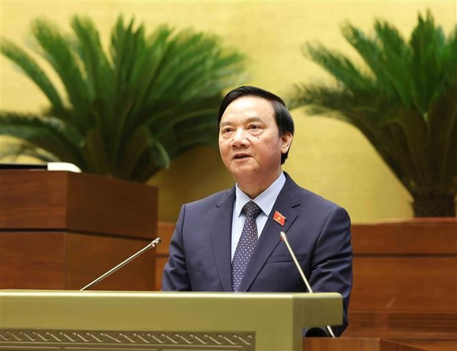 越南国会副主席、2013年《宪法》部分条款修改补充草案起草委员会副主任阮克定在会议上发言。