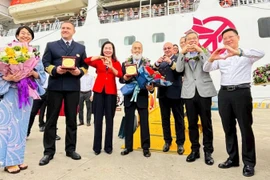 广宁省和旅游业领导欢迎国际游客到访下龙湾。