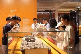 游客参观河内博物馆。