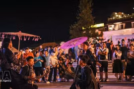 在沙坝广场举办的艺术表演。（图片来源：越通社）