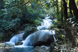 晴空万里之日，层层瀑布宛如一幅幅生动的山水秀丽画卷。（图片来源：越通社）