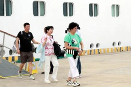 中国游客抵达越南广宁省下龙国际客运港，准备探索下龙湾的自然美景。（图片来源：越通社）