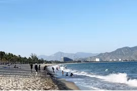 庆和省平山—宁楚海滩呈长达10多公里的弧形海岸，吸引大量游客前来度假休闲，全年皆可体验海滨休闲。（阮忠摄）