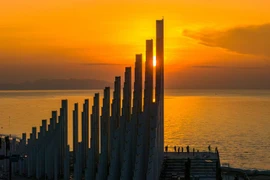 三胜塔在 75 天内快速建成。（本报记者 明秀摄）