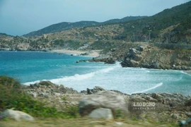 永熙湾被石灰岩山脉所环抱，海水清澈湛蓝，可以看到色彩斑斓的珊瑚礁。（图片来源：劳动报）