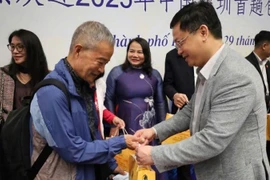 顺化市人民委员会领导向乘坐飞机抵达顺化的游客献花。