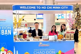 胡志明市在新山一国际机场设立旅游推广柜台。（图片来源：越通社）