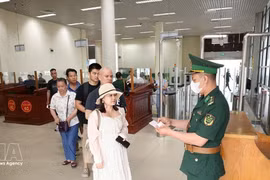 芒街国际口岸边防部队在北仑一号口岸为旅客办理出境手续。