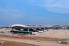 隆城国际机场航站楼及交通管制塔台一角。