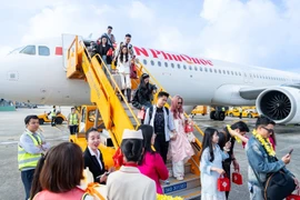 太阳富国航空公司飞机将游客送往岘港市。